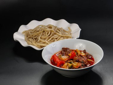 Sebzeli ve garnitürlü biftek.