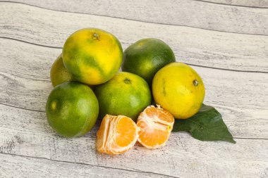 Tatlı olgun ve lezzetli yeşil mandalina yığını