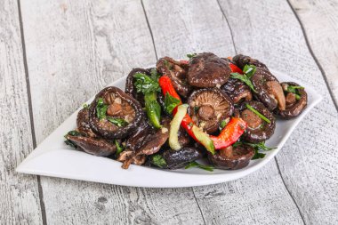 Baharatlı ve otlu terbiye edilmiş Shiitake mantarı.