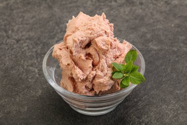 Karaciğer ezmesi kasede fesleğen yaprağı servis edilir.