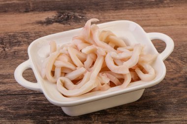 Lezzetli marine edilmiş mürekkep balığı kasede atıştırmalık parçalar.