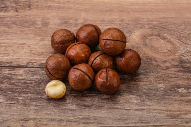 Kahverengi yakın plan Macadamia ceviz yığını.