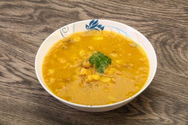 Füme et ve sebzeli bezelye çorbası.