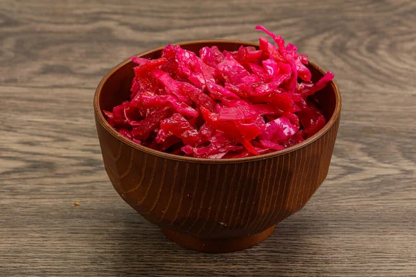 Kasede pancar kökü olan marine edilmiş kırmızı lahana.