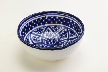 Mutfak için renkli boş kase izole