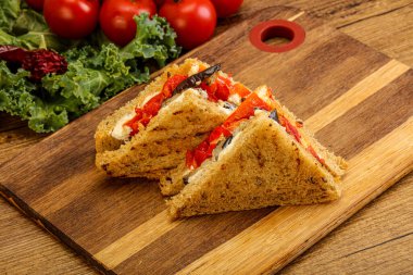 Patlıcanlı ve peynirli vejetaryen sandviçi.