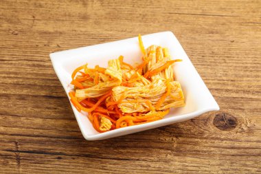 Havuçlu ve baharatlı Kore soya kuşkonmazı.