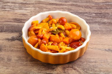 Baharatlı salamura bal mantarı kasede.