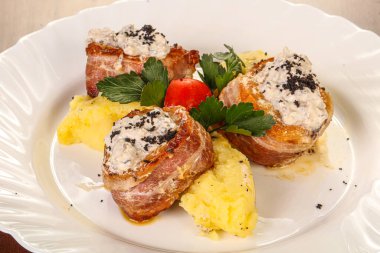 Pastırmalı domuz eti ve patates püresi.