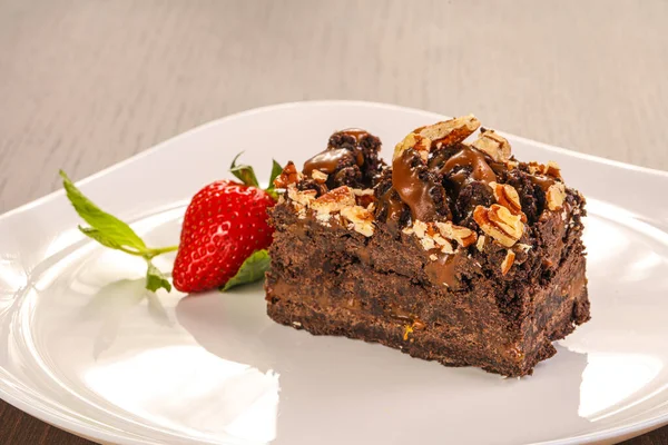 Brownie Chocolade Taart Met Noten Geserveerd Aardbei — Stockfoto