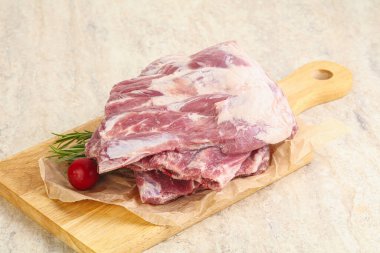 Güvertede pişirmek için çiğ domuz kaburgası.