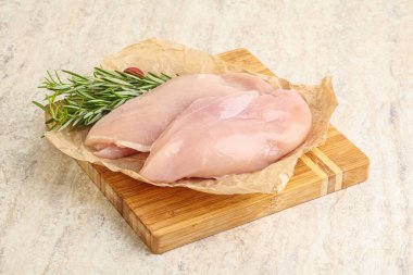 Güvertede pişirmek için çiğ tavuk göğsü filetosu.