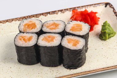 Somon ve pirinçli Japon makisi.