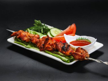 Soslu tavuk budu barbeküsü. Sebze servisi.