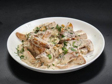 Krema soslu patatesli tavuk maydanoz servis edilir.