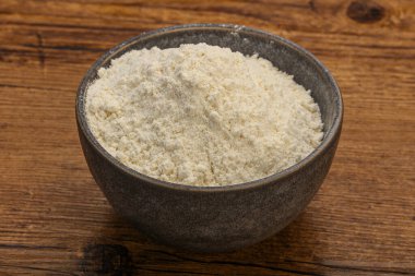 Buğday unu kasede yemek pişirmek için.