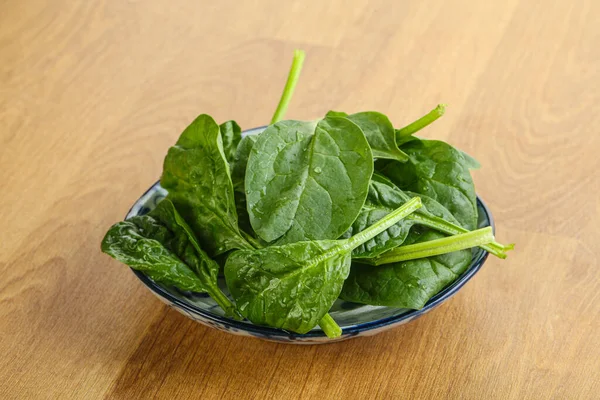 Frische Grüne Spinatblätter Der Schüssel Über Holzgrund — Stockfoto