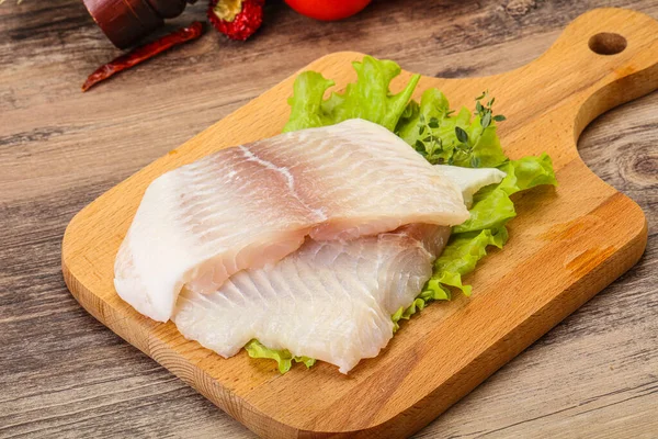 Pişirmek için çiğ pangasius fileto balığı.