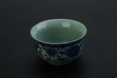 Çay için boş Çin bardağını temizle.