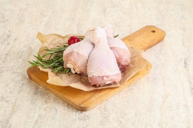 Pişirmek için üç tavuk budu budu.