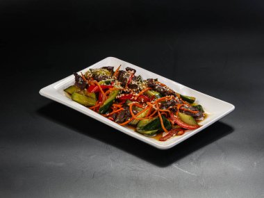 Biftek ve sebzeli Asya salatası