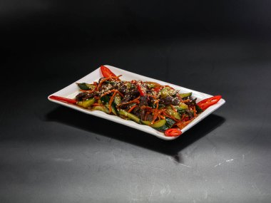 Sebze ve soslu Asya baharatlı biftek salatası.