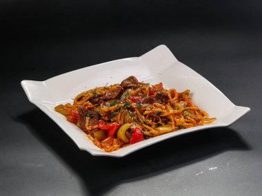 Asya mutfağı - sığır eti, sebze ve erişteli Lagman