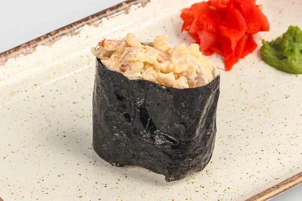 Sushi Gunkan Japonés Con Gambas Salsa Picante — Foto de Stock