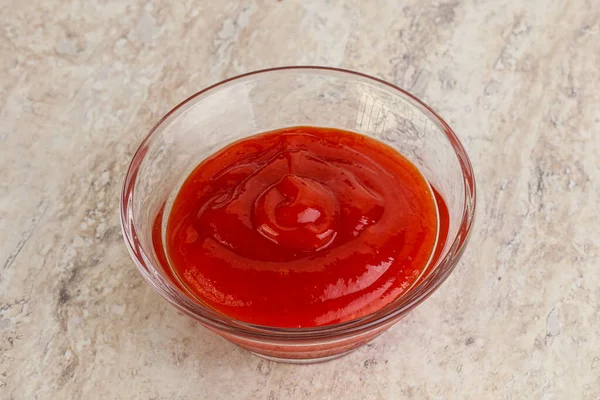 Ζεστή Και Πικάντικη Σάλτσα Sriracha Στο Μπολ — Φωτογραφία Αρχείου