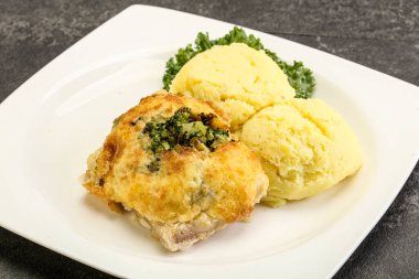 Patates püresi ve peynirli kızarmış pangasius fileto.