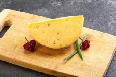 Cevizli sert peynir tuğlası.