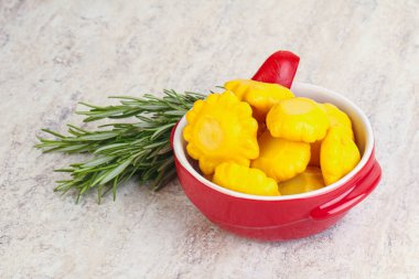 Turşulu sarı pastanın içinde doğal atıştırmalıklar.