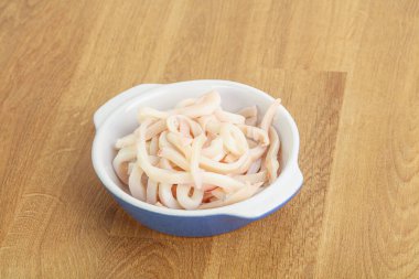 Terbiye edilmiş mürekkep balığı kasede atıştırmalık.