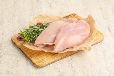 Güvertede pişirmek için çiğ tavuk göğsü filetosu.