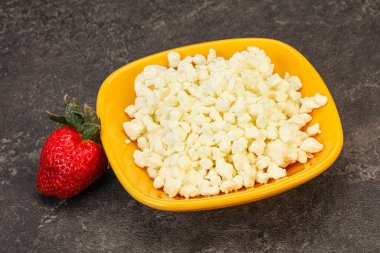 Beslenme yiyeceği - kasede tahıl süzme peynir