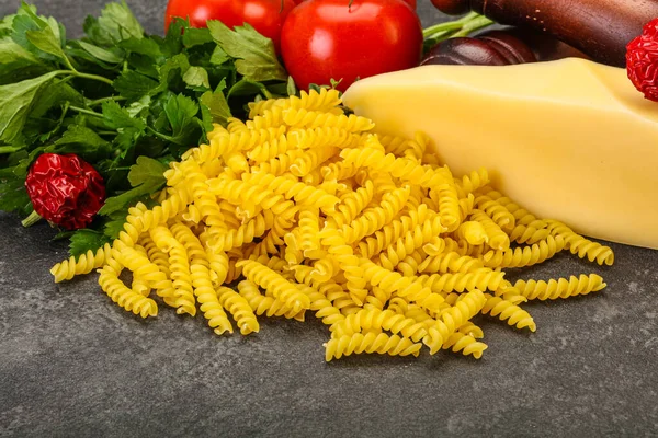 Pasta Cruda Italiana Fusilli Cucinare Con Verdure — Foto Stock