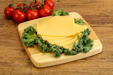 Dilimlenmiş Gauda peyniri.