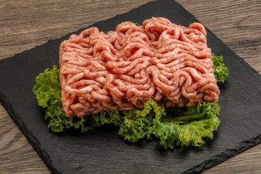 Pişirmek için çiğ domuz kıyması.