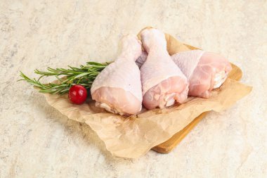 Pişirmek için üç tavuk budu budu.