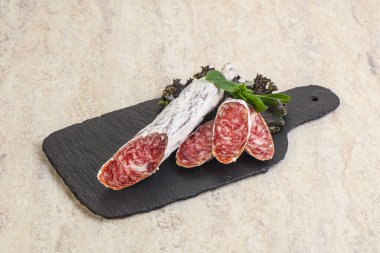 Lezzetli İspanyol domuz eti kurutulmuş sosis.