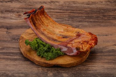 Baharatlı ve otlu domuz pirzolası.