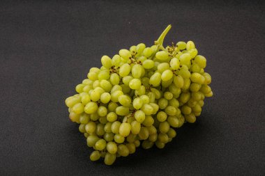 Arka planda tatlı yeşil üzüm dalı