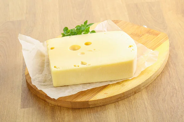 Maasdam Tijolo Queijo Sobre Placa — Fotografia de Stock