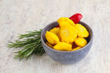 Turşulu sarı pastanın içinde doğal atıştırmalıklar.