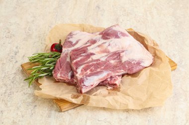 Güvertede pişirmek için çiğ domuz kaburgası.