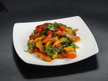 Asya usulü kızartılmış sebze, sebze ve sos.