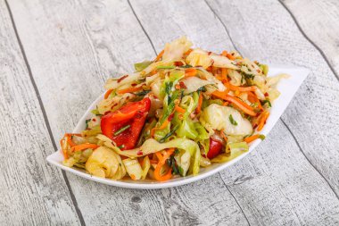 Bitki ve baharatlı lahana salatası.