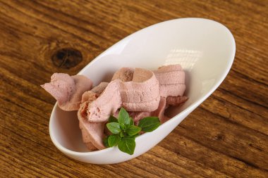 Karaciğer ezmesi kasede fesleğen yaprağı servis edilir.