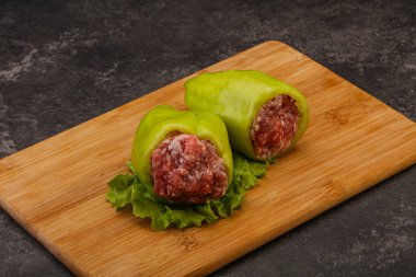 Pişirmek için çiğ biber ve et.