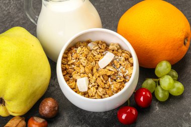 Organik granola ve sütle kahvaltı